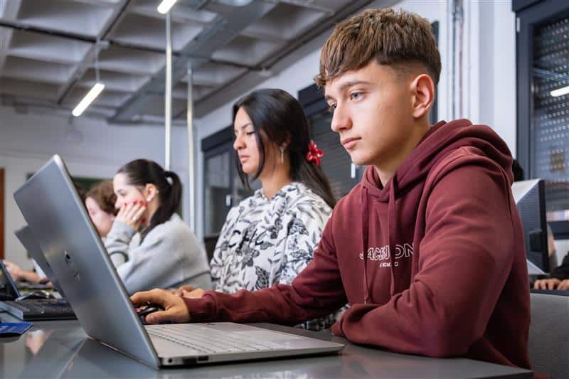 Alumno del CES S. Ramón y Cajal de Granada estudiando programación haciendo uso de la innovación y tecnología del centro